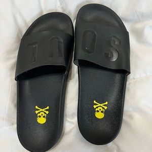 Women’s (7) black SoulCycle slides